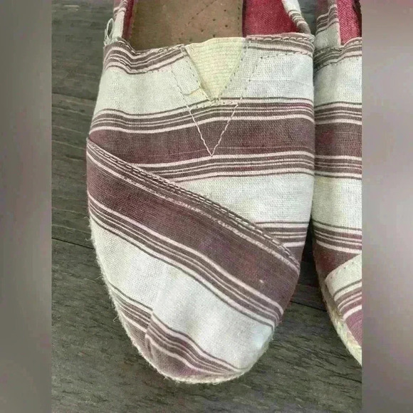 TOMS Classic Shiraz Umbrella Stripe Maroon and White Women's Slip On Shoe Size 9 - Picture 7 of 7